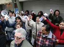 13 junio (ANF).- Protesta en puertas de los juzgados, por el robo de las joyas de la Virgen de Copacabana. Foto: Soyelgas 13 junio (ANF).- Protesta en puertas de los juzgados, por el robo de las joyas de la Virgen de Copacabana. Foto: Soyelgas