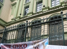 13 junio (ANF).- Protesta en puertas de los juzgados, por el robo de las joyas de la Virgen de Copacabana. Foto: Soyelgas 13 junio (ANF).- Protesta en puertas de los juzgados, por el robo de las joyas de la Virgen de Copacabana. Foto: Soyelgas