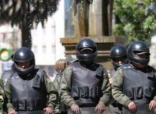 17 mayo (ANF).-Policías custodian inmediaciones de la Plaza del Estudiante, para impedir el ingreso de médicos y estudiantes. Foto: Soyelgas 17 mayo (ANF).-Policías custodian inmediaciones de la Plaza del Estudiante, para impedir el ingreso de médicos y estudiantes. Foto: Soyelgas