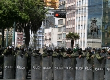 17 mayo (ANF).-Policías custodian inmediaciones de la Plaza del Estudiante, para impedir el ingreso de médicos y estudiantes. Foto: Soyelgas 17 mayo (ANF).-Policías custodian inmediaciones de la Plaza del Estudiante, para impedir el ingreso de médicos y estudiantes. Foto: Soyelgas