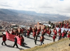 20 mayo (ANF).- Ponchos Rojos marchan por la ciudad de La Paz. Foto: Soyelgas
