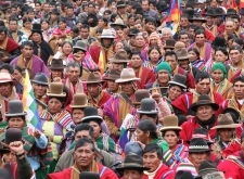 20 mayo (ANF).- Ponchos Rojos marchan por la ciudad de La Paz. Foto: Soyelgas