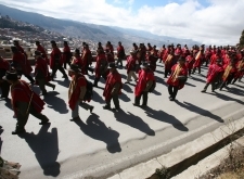20 mayo (ANF).- Ponchos Rojos marchan por la ciudad de La Paz. Foto: Soyelgas