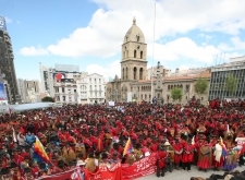 20 mayo (ANF).- Ponchos Rojos marchan por la ciudad de La Paz. Foto: Soyelgas