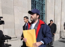 23 mayo (ANF).- Ostreicher deja una carta en palacio de gobierno. Foto: Soyelgas