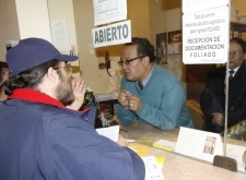 23 mayo (ANF).- Ostreicher deja una carta en palacio de gobierno. Foto: Soyelgas