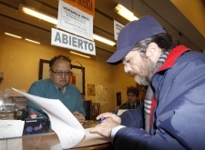 23 mayo (ANF).- Ostreicher deja una carta en palacio de gobierno. Foto: Soyelgas 23 mayo (ANF).- Ostreicher deja una carta en palacio de gobierno. Foto: Soyelgas