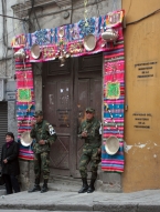 Militares resguardando la futura 