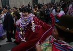 El presidente Evo Morales participando del baile despu�s de la challa de Palacio de Gobierno.