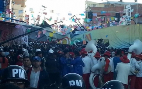 Desplome de pasarela en Carnaval de Oruro deja cuatro muertos y 60 heridos