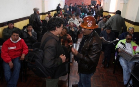 Gobierno y COB cumplen larga jornada de di�logo 
