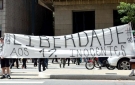 Hinchas del Corinthians protestan frente al Consulado de Bolivia