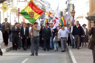 Cívicos marchan en contra del “gasolinazo y tarifazo”