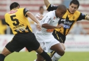 En el �ltimo minuto The Strongest venci� a Santos 2-1