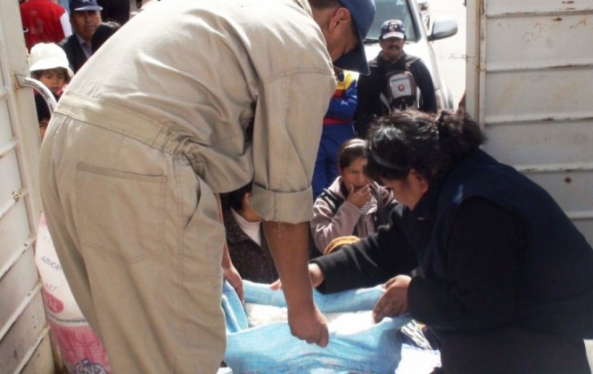 Los transeuntes que adquirieron las bolsas de 5 kilos a 27 bolivianos expresaron su satisfacción por la venta directa. Foto: MDPEP