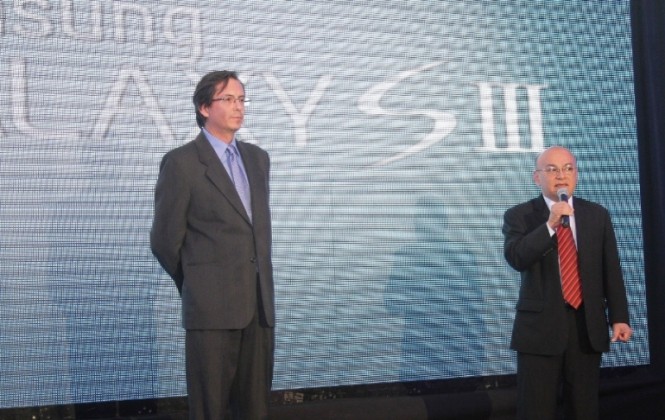 Los ejecutivos de ambas empresas presentaron en sociedad al nuevo celular. Foto: ENTEL.