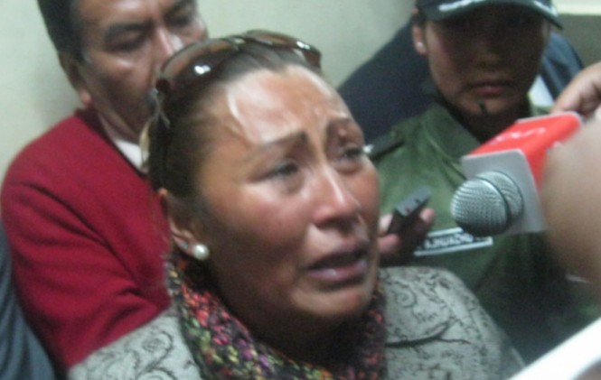 Guadalupe Cárdenas representante de las esposas de los policías al ingresar a la audiencia cautelar. Foto: ANF.