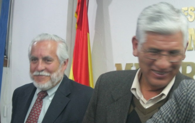 René Espinoza (izq) y el Ministro de Minería (der) en la presentación del informe. (Foto: ANF)