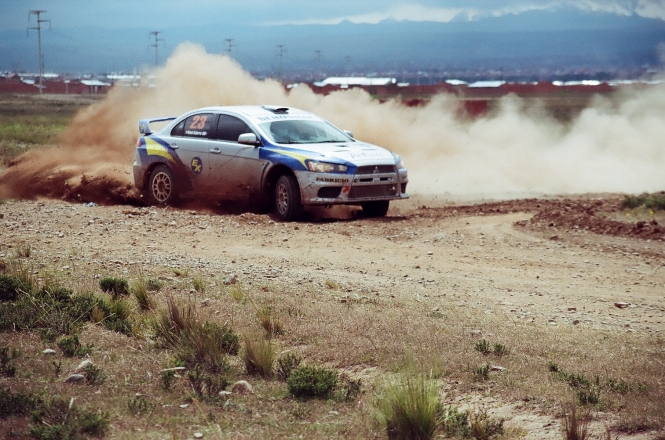 Eduardo Terán resultó vencedor de una competencia de autos en La Paz. Foto Acelerando