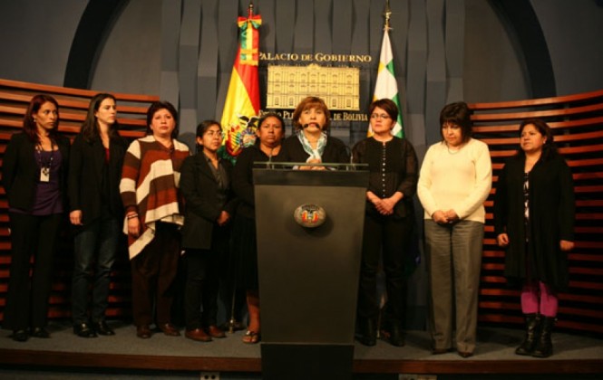 Ministras y viceministras en pronunciamiento de apoyo a la presidenta Gabriela Montaño. Foto: ANF.