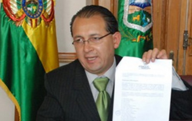 El concejal Omar Rocha muestra a los miembros del tribunal de imprenta. Foto: concejomunicipal.bo