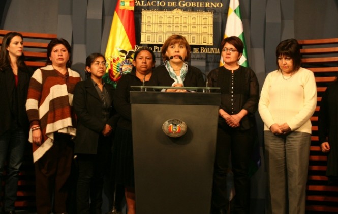 Ministra Nardi Suxo junto a sus colegas en sala de prensa de Palacio Quemado/ Foto Archivo