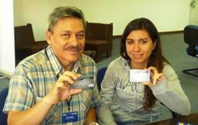 En la ciudad de Cochabamba uno de los primeros clientes en contar con su tarjeta con chip fue Milton Encinas. Foto: BISA