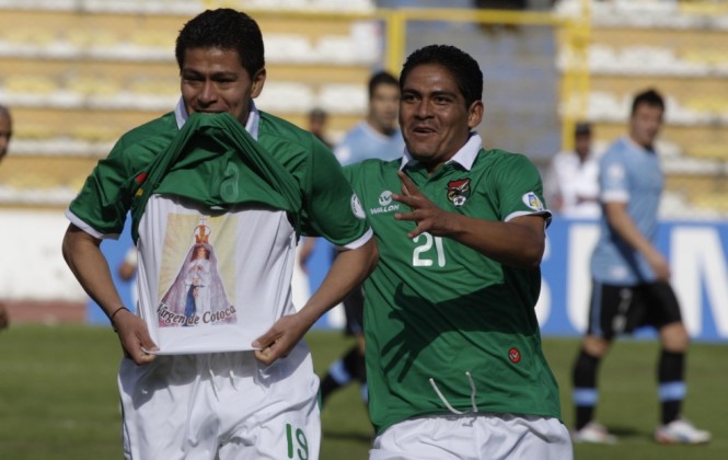 Carlos “Caballo” Saucedo festeja uno de sus goles. Foto: ANF