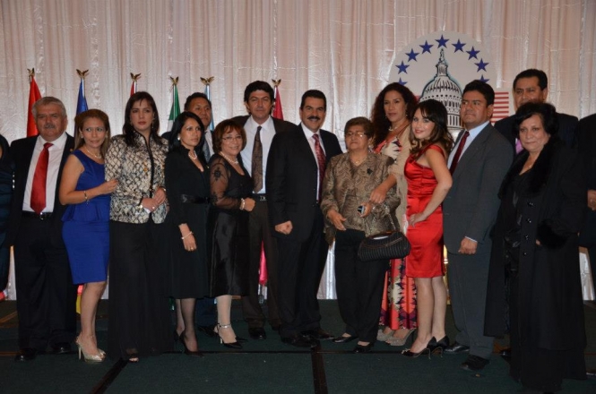 Representantes de la Comunidad Boliviana en Estados Unidos junto a legisladores opositores y Manfred Reyes Villa/ Foto Página Social