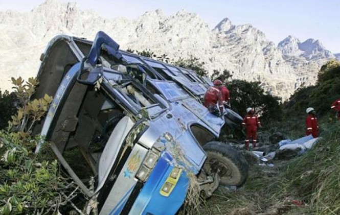 Un bus en un accidente similar. Foto: Arch.