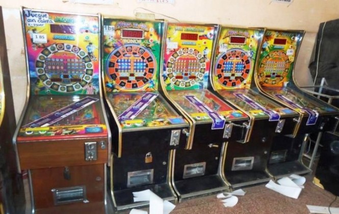 En lo que va del año, en las ciudades de La Paz, Cochabamba y Santa Cruz se intervino 176 salas de juego ilegales decomisando 3.454 máquinas tragamonedas. Foto: AJ