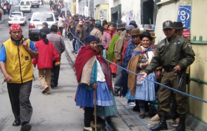 Los adultos mayores no siempre reciben un trato adecuado cuando requieren servicios de salud. Foto: ANF.