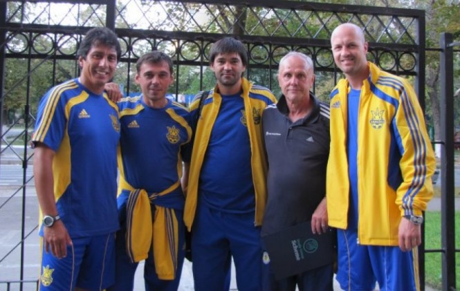 Alvaro Peña (primero izq) con entrenadores europeos de fútbol. Foto Facebook