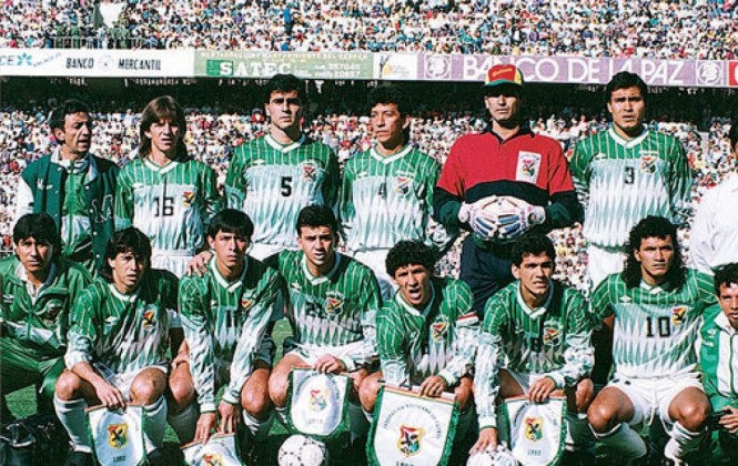 La selección de fútbol que clasificó al Mundial el 93. Foto: pegatelacacha.wordpress.com