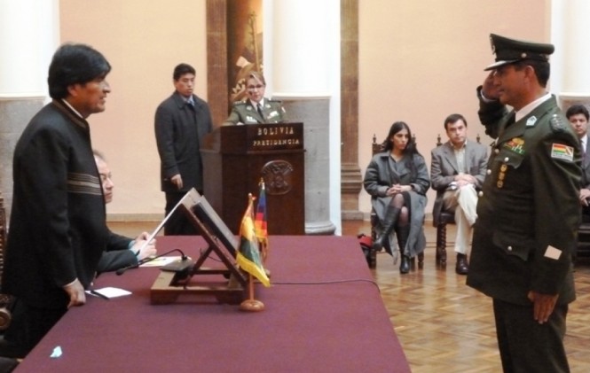 Evo Morales y el nuevo comandante de la Policía, Alberto Aracena Martínez/ Foto Vicepresidencia