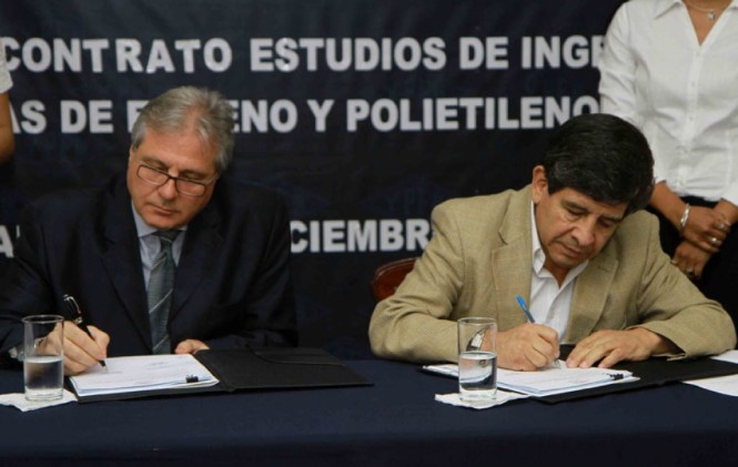 Villegas (der) y Coppacchioli (izq) firman el contrato. (Foto: YPFB)