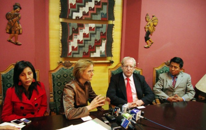 La secretaria de Estado de Hungría para Asuntos Europeos, Enikö Györi (centro) junto a diputados de oposición. Foto: Convergencia Nacional.