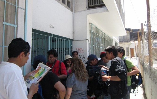 Los periodistas esperando en el consulado boliviano en Iquique/Foto ANF.
