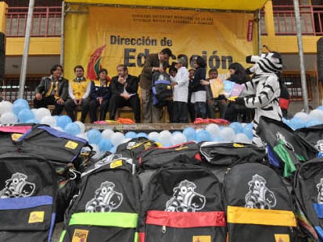 Municipio invirtió 6.8 millones en la compra de 146 mil mochilas escolares - ANF Agencia de Noticias Fides Bolivia
