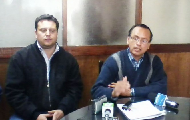 El responsable jurídico de la ABT, junto a su personal, informan de las determinaciones asumidas. Foto: ANF
