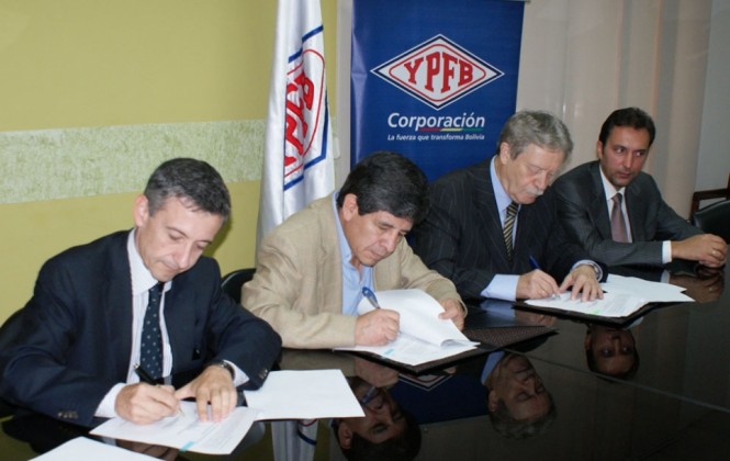 Firma del nuevo contrato en agosto del 2012. (Foto: YPFB)