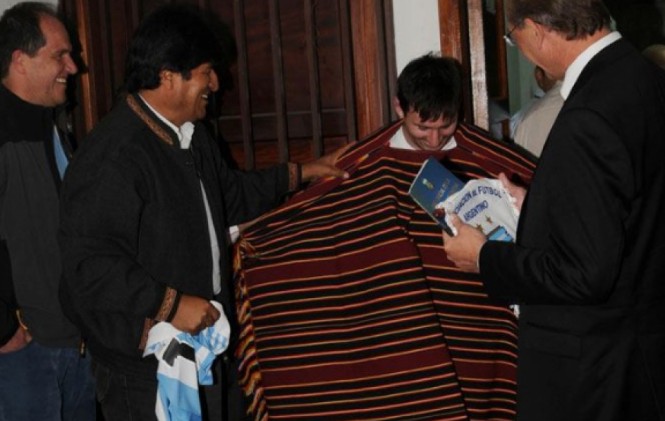 El presidente Evo Morales y Lionel Messi. Foto: eldia.com.bo