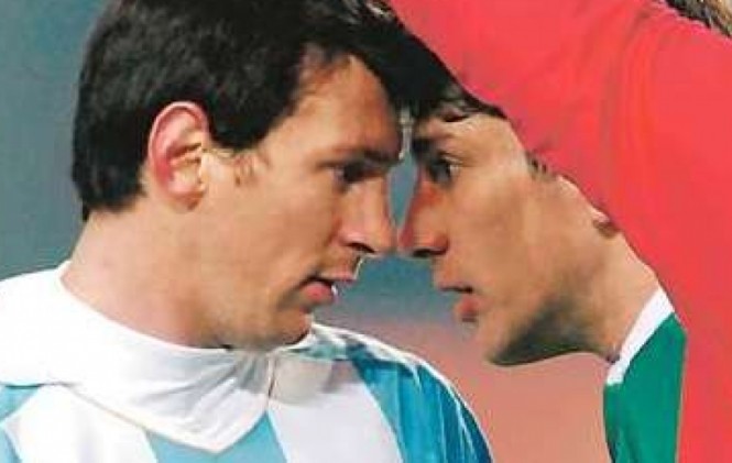 Lionel Messi, cara a cara con Ronald Raldes. Foto Archivo