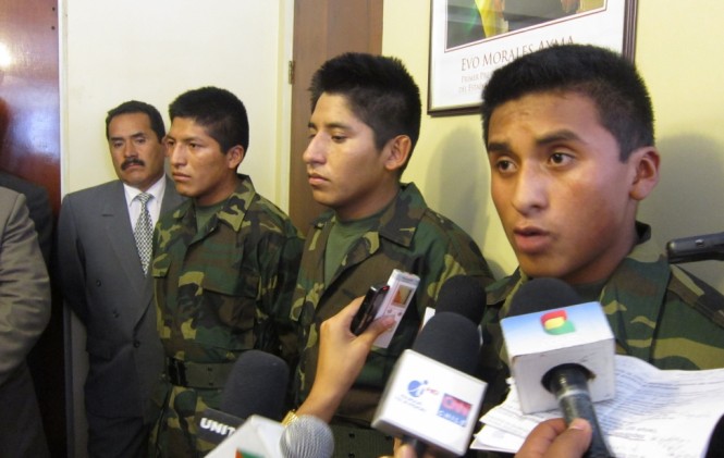 Los tres soldados retornan a Bolivia/ Foto archivo ANF