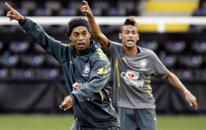 Ronaldinho y Neymar, estrellas del fútbol brasileño. Foto Archivo