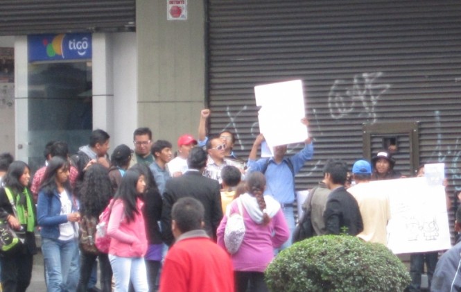 En días pasados varios usuarios de Tigo protestaban en la puerta de la telefónica por otro servicio suspendido. Foto: ANF.