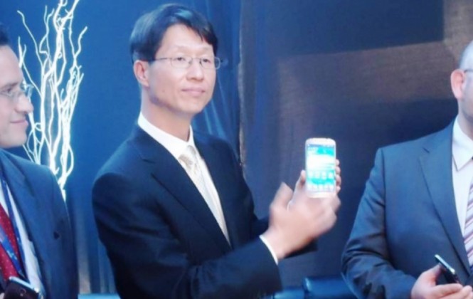 Simon Seong Yeop Lee, representante de SAMSUNG en Bolivia, enseña el celular de última generación que es operado por comandos de voz y que distribuye ENTEL. Foto: ANF