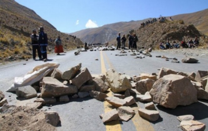 Comunarios de Culta bloquean carretera Panamericana. Foto: arch.