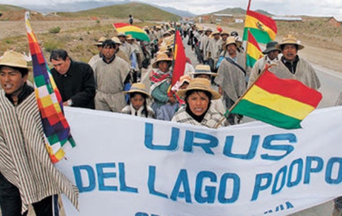 En la imagen la marcha de diez días que realizaron los originarios de los pueblos Urus del lago Popoó en marzo pasado hacia La Paz/ Foto digitalkyrios.com