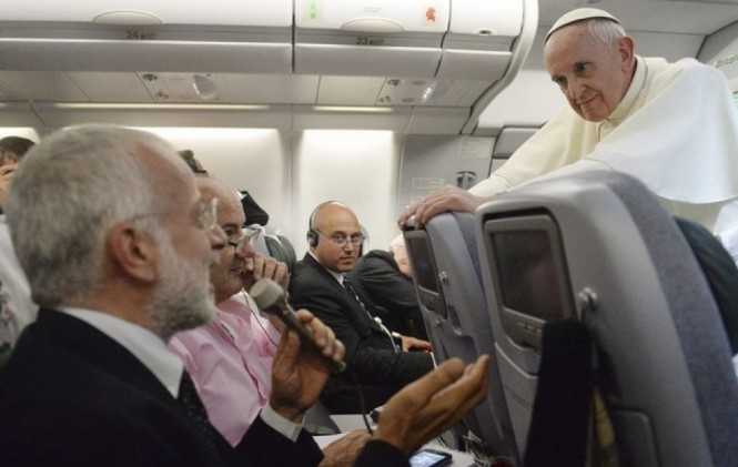 El papa Francisco ofreció hoy una conferencia de prensa en el avión en el cual regresó de Brasil al Vaticano/ Foto EL PAÍS